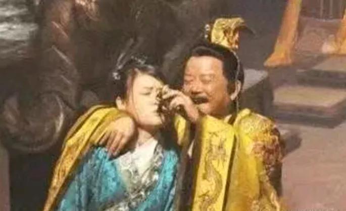 550 年，高洋皇帝喝醉，一脸笑嘻嘻地扑向岳母。岳母见状，迅速一个闪身，连连后退