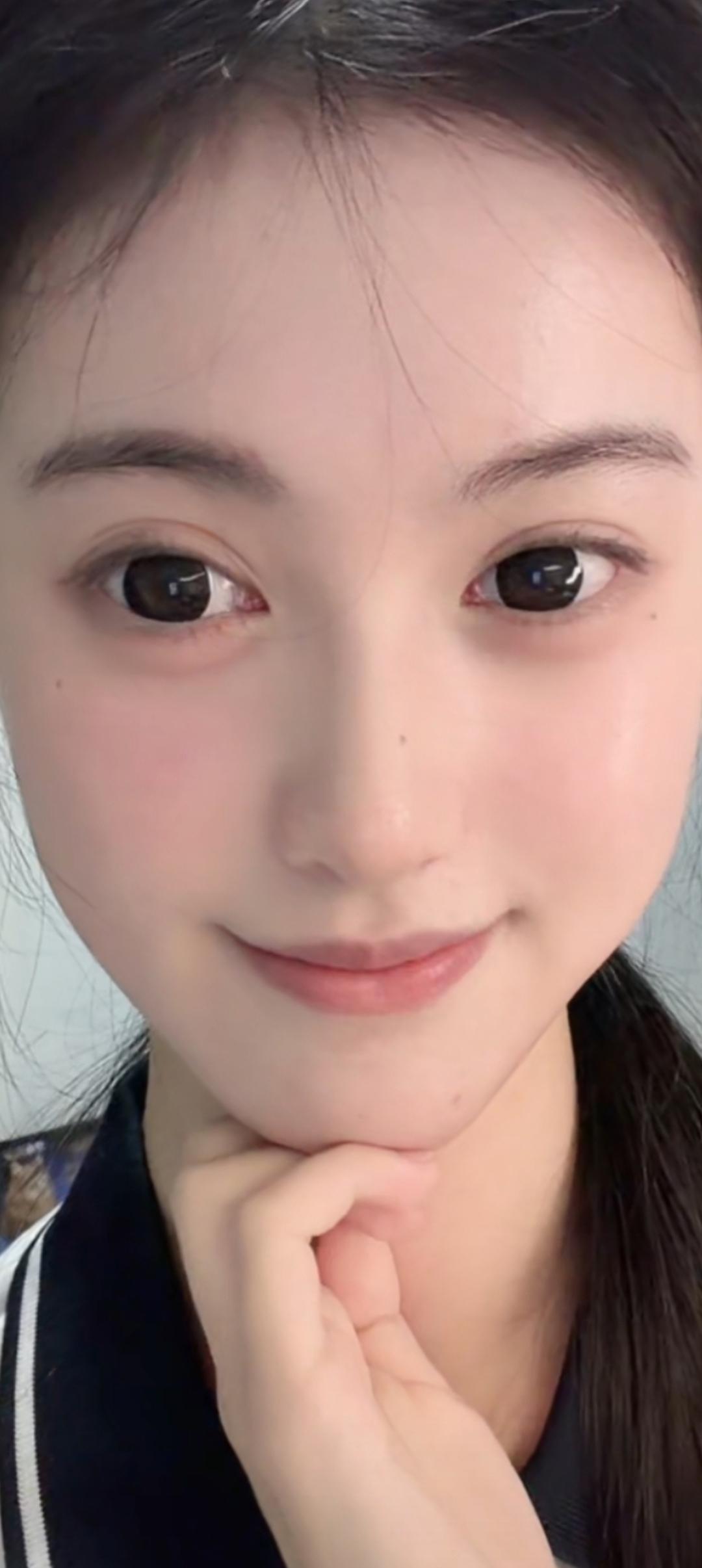 这个女生在微笑，好可爱！
