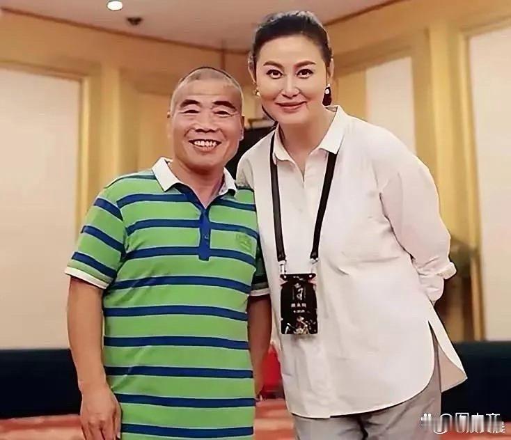大郎与金莲多年后重逢合影，他多了岁月痕迹，她依旧光彩照人，时光似乎对她格外温柔。