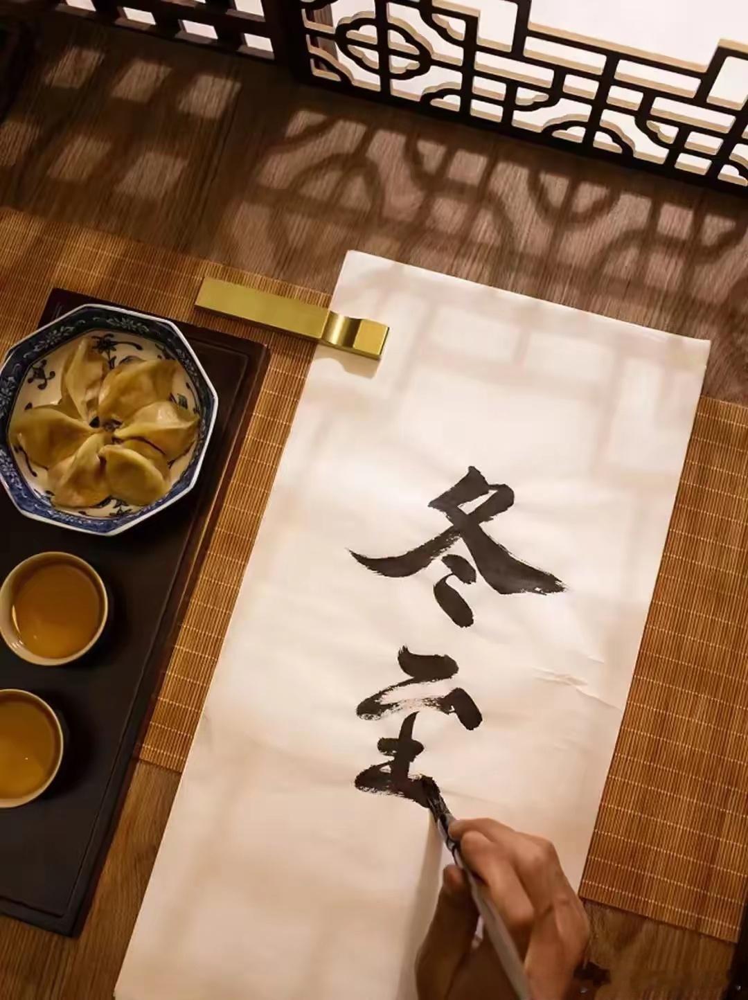 早上好呀[太阳]今天的财经新闻来啦📰今日要闻：1、李强：大力开展基础研究和共性