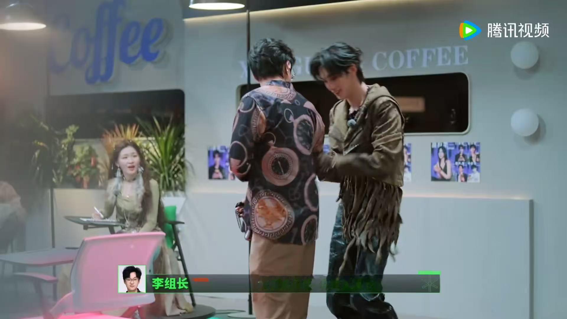 丁程鑫周柯宇搜身李飞张凌赫质问丁程鑫金靖开始推理吧很难不被这段情节逗笑，丁程鑫认