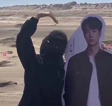 #火星惊现王一博#咱就说这谁忍得住啊，要是我出门发现王一博的人形立牌我也会毫不犹