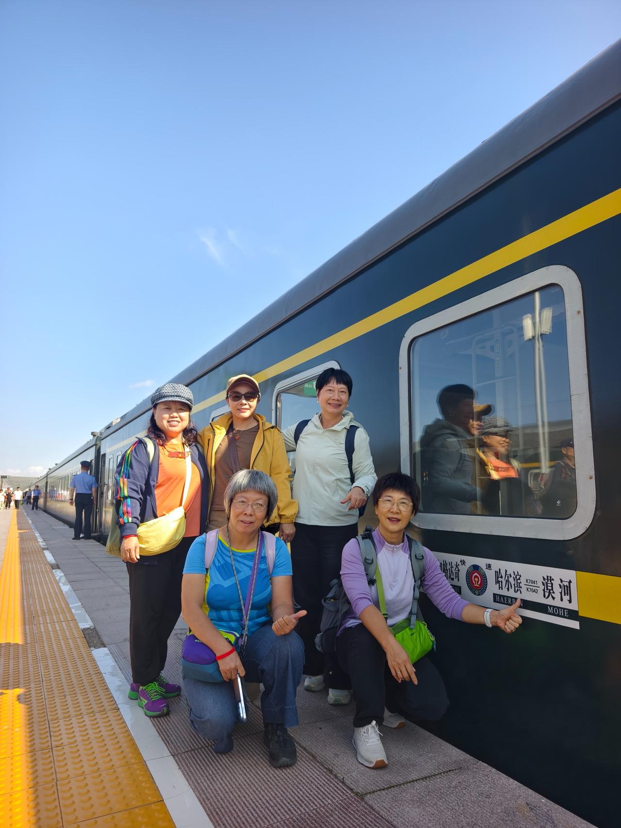 初秋跟着东哥游东北！
我们的客人在漠河，漠河现在天已凉，白桦树变黄，其它还好，也