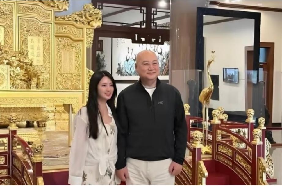 迟重瑞旁边这个美女叫什么？是谁啊？好美啊！