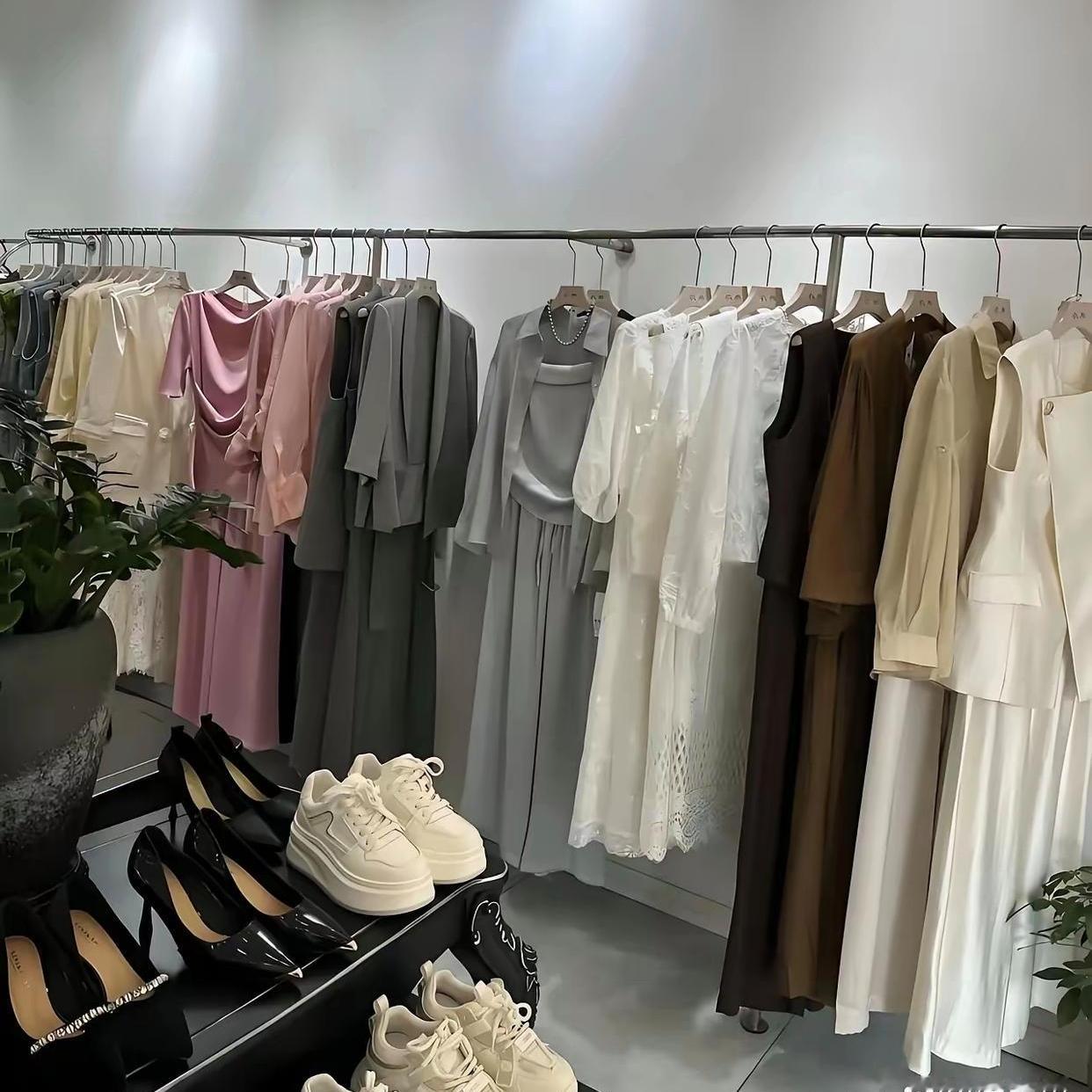 干了5年女装，竟输给看店3天的门外汉老公
 
山东一位女装店主出差，把店铺交给老