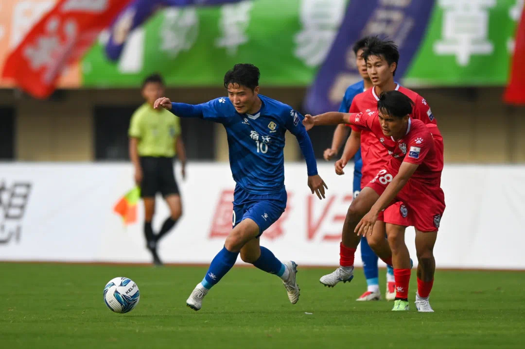 央视财经：截至11月1日决赛，“苏超”85场比赛现场观众总数243.3万人次，场