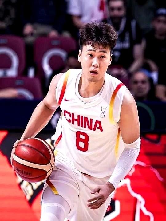 男篮集训名单突然减员，天赋再高也得给现实让路。

8月10日郭士强直接剔除曾凡博