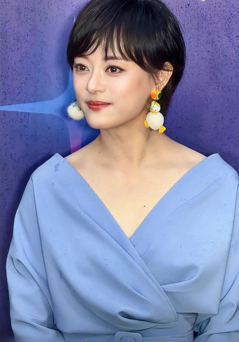 6月15号，孙俪现身上海迪士尼十周年红毯压轴出场，穿一身柔雾蓝长裙，全程牵着唐老