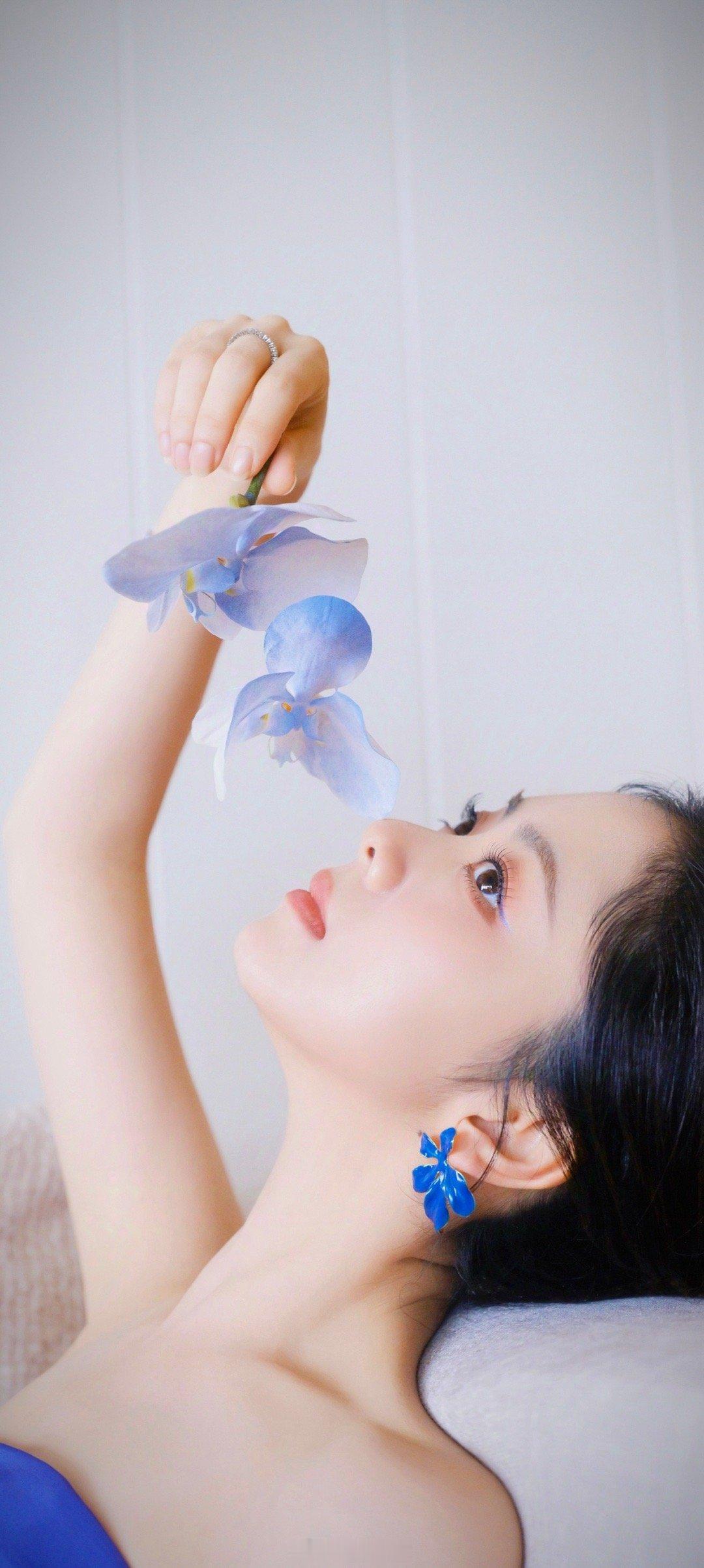 谭松韵裸足大秀🌹 