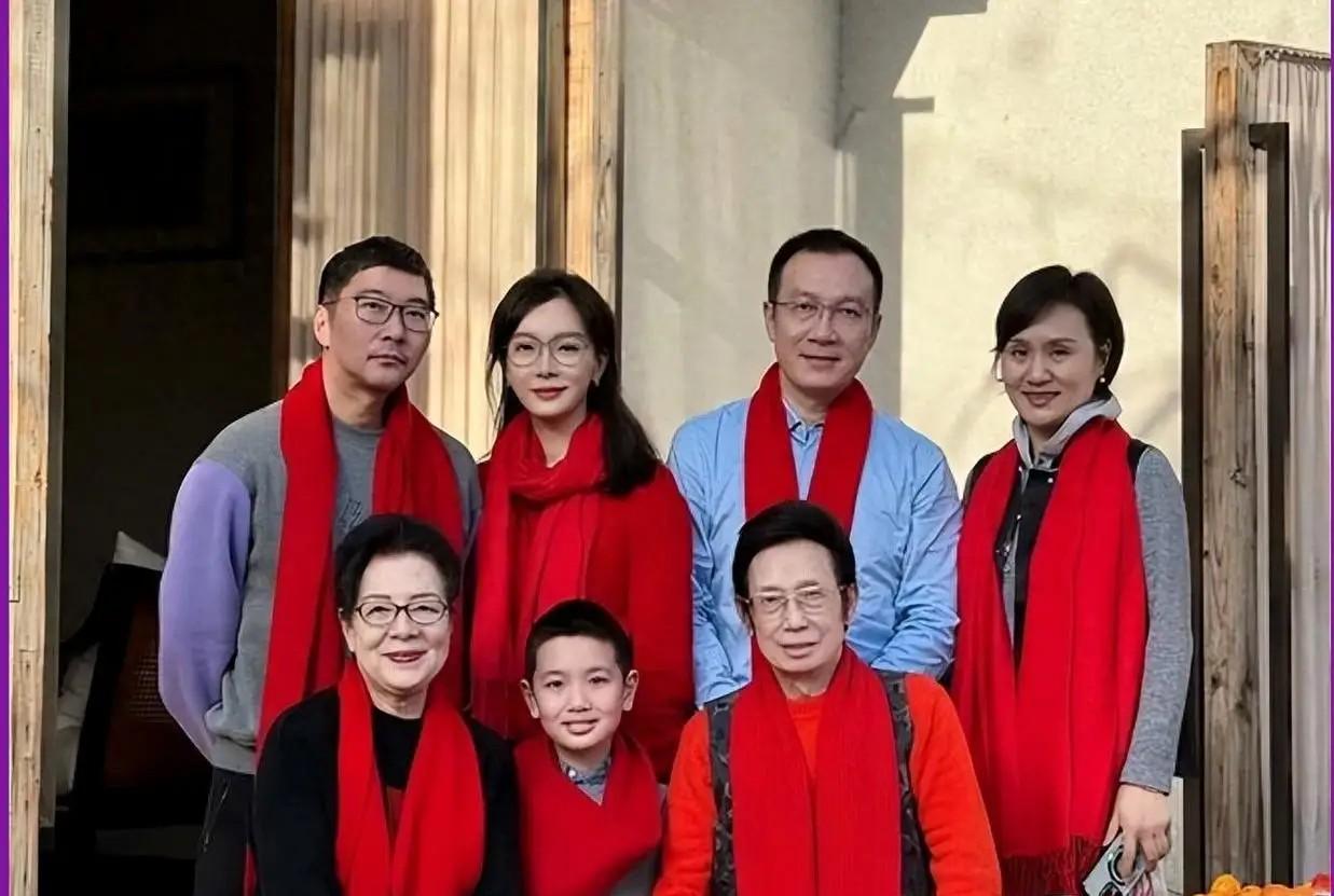 陈数一家全是名人。丈夫是钢琴家赵胤胤，和丈夫结婚十年，选择不生孩，甘愿做继母？