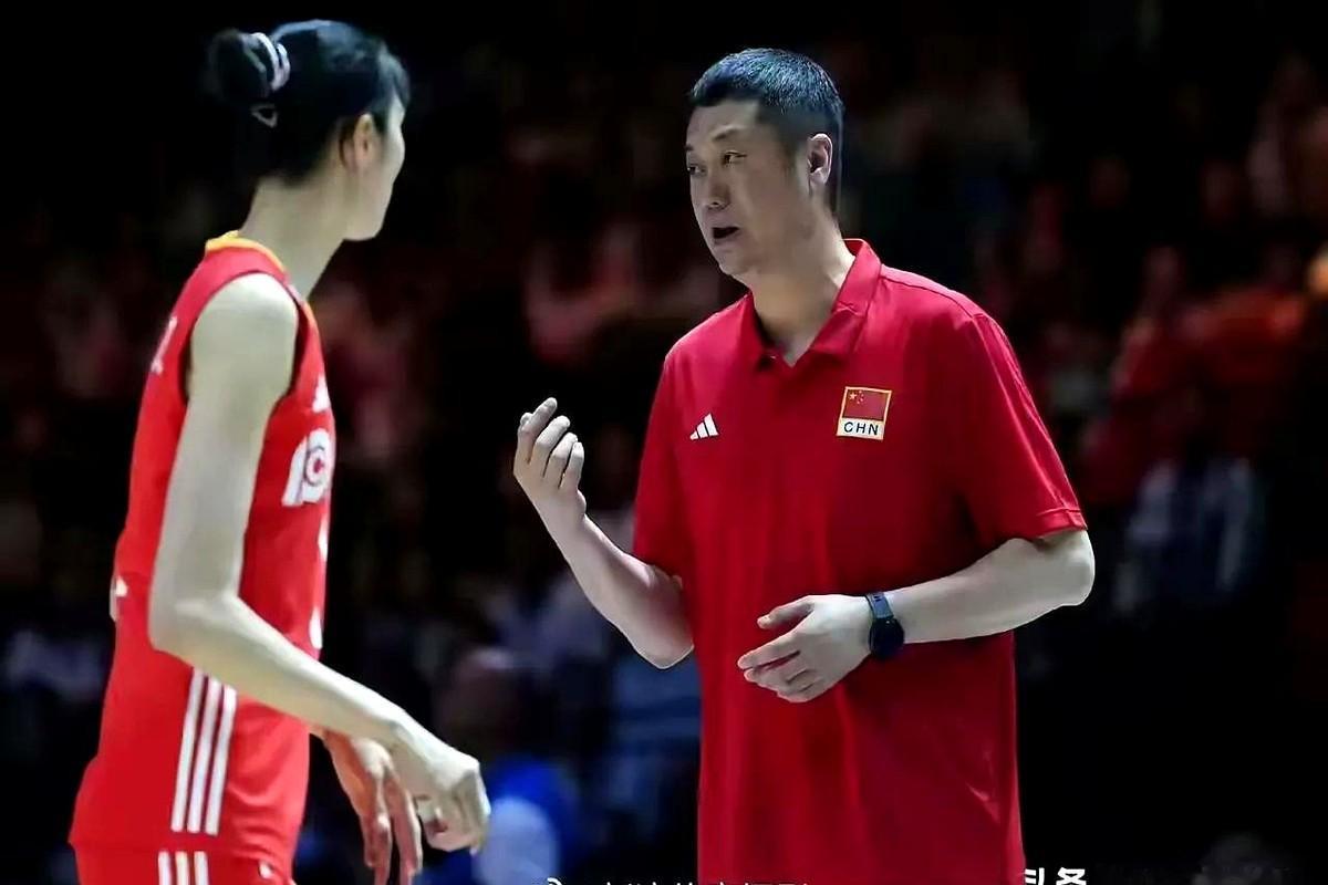 中国女排第三局落后副攻陈厚宇不下分，换上副攻王奥芊，王奥芊发挥出色发球，进攻连续