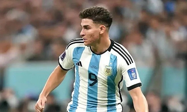 据ESPN记者Leo Paradizo报道，阿尔瓦雷斯因脚踝疼痛未参加阿根廷队昨