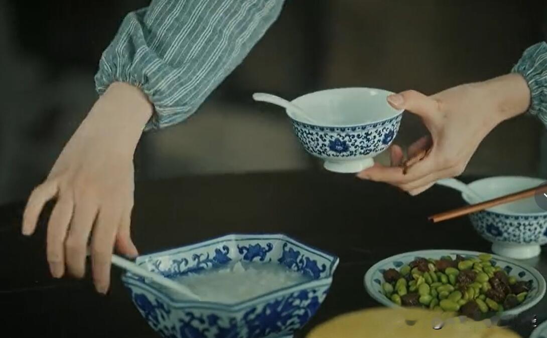 南通“市菜”——毛豆炒咸瓜，通过电视剧《江海潮生》沈敬夫与女儿吃饭一幕，展现给全