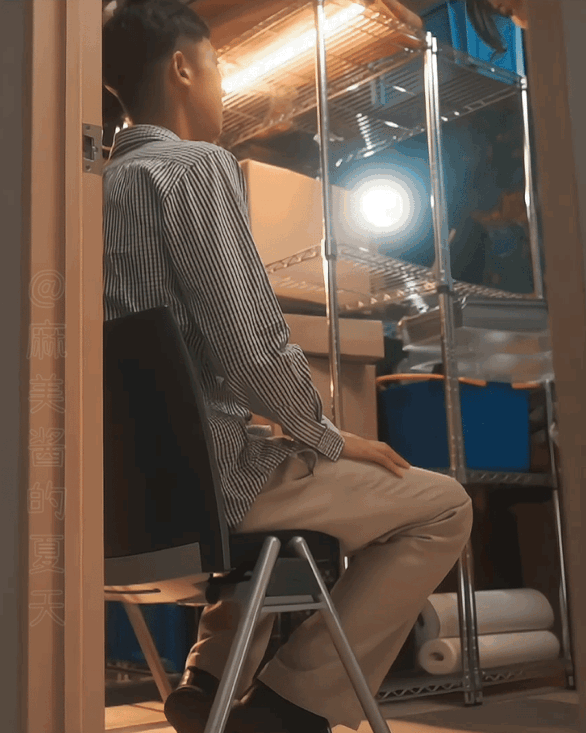 她这一跪，仿佛整个人除了重要部位全酥了！膝盖撞在青石板上的闷响混着一声轻哼，瞬间