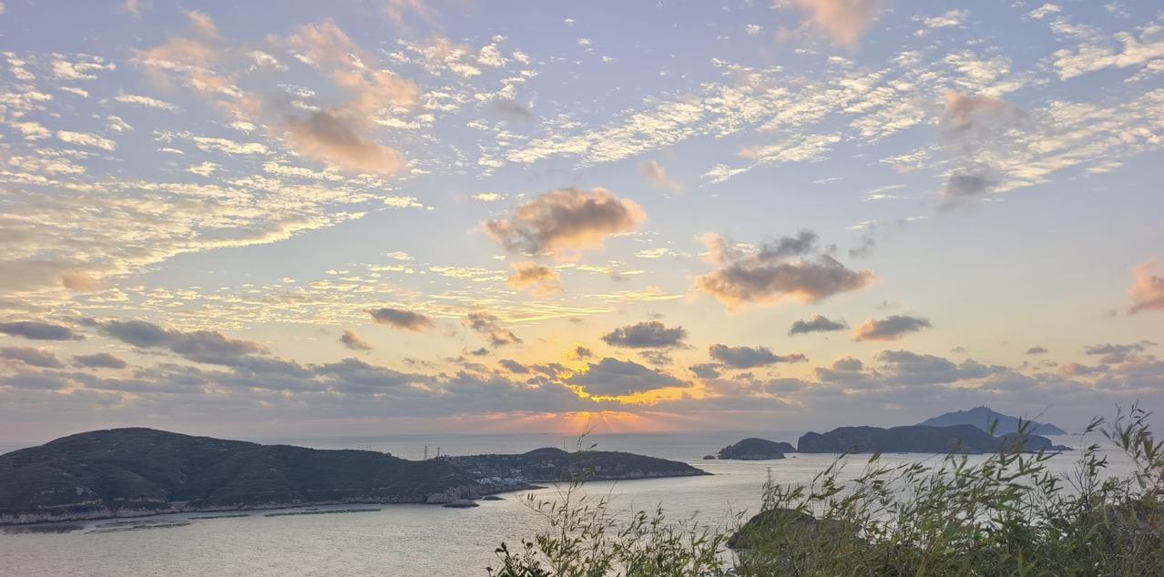 这会儿的太阳啊，像腌出油的咸鸭蛋——  
云彩是打散的蛋清，晚霞是流心的蛋黄， 