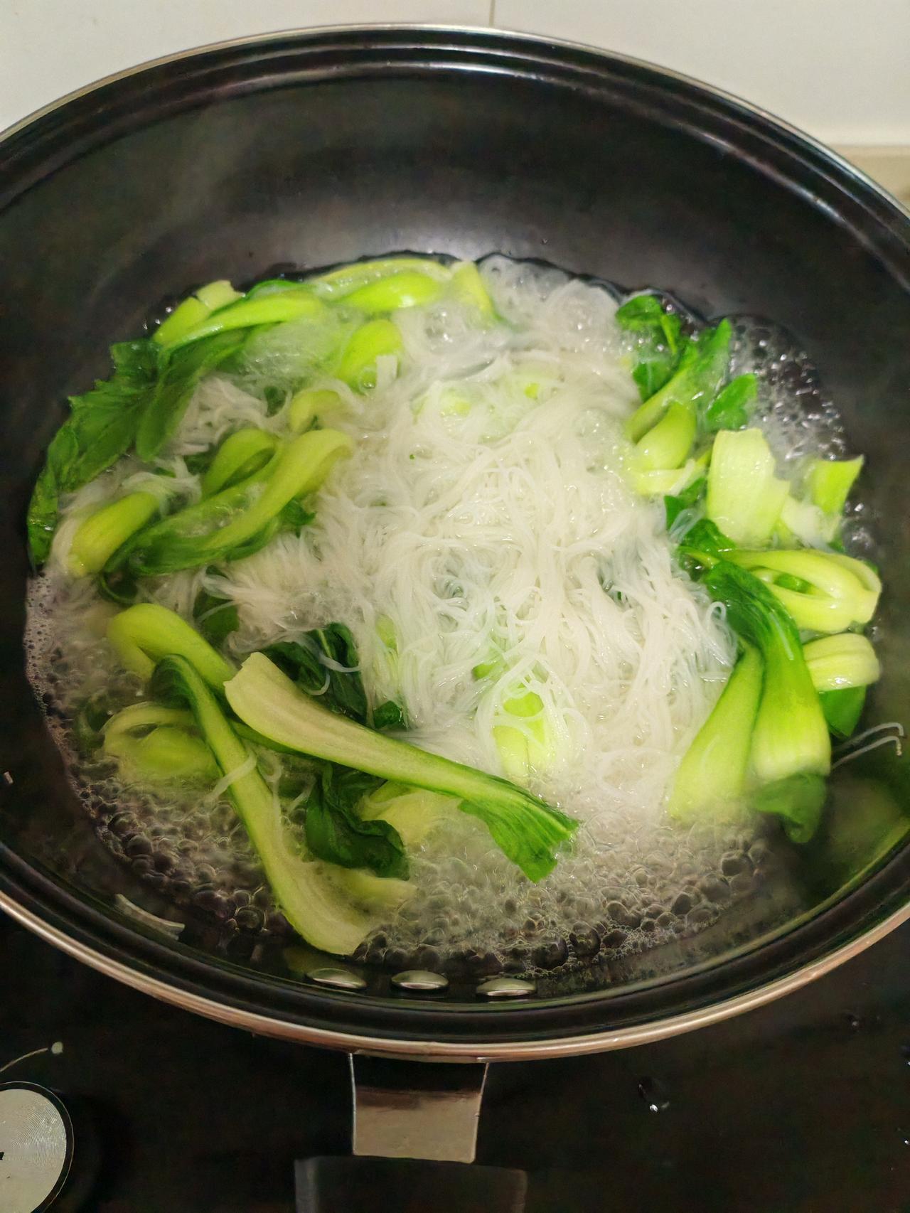 很多人以为不缺钱就是躺平睡大觉，真实未必：
我不想做那种要冲业绩、受约束、熬身心