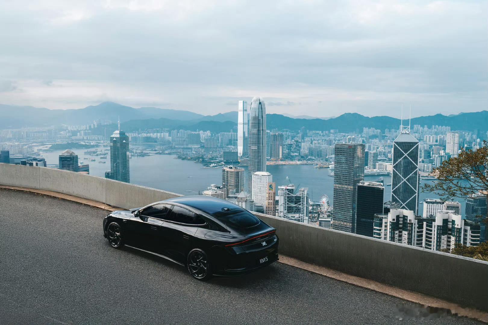 智己汽车 终于进军香港市场了，时尚的智己和繁荣的东方之珠很般配！而智己的“灵蜥数