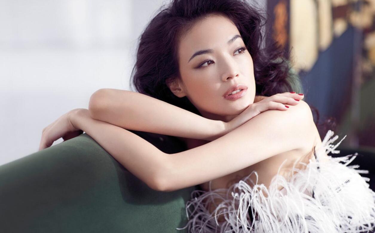 导演王晶——嘴是真敢说

 他爆了个料，说舒淇年轻时候被柯俊雄坑惨了——签了一堆