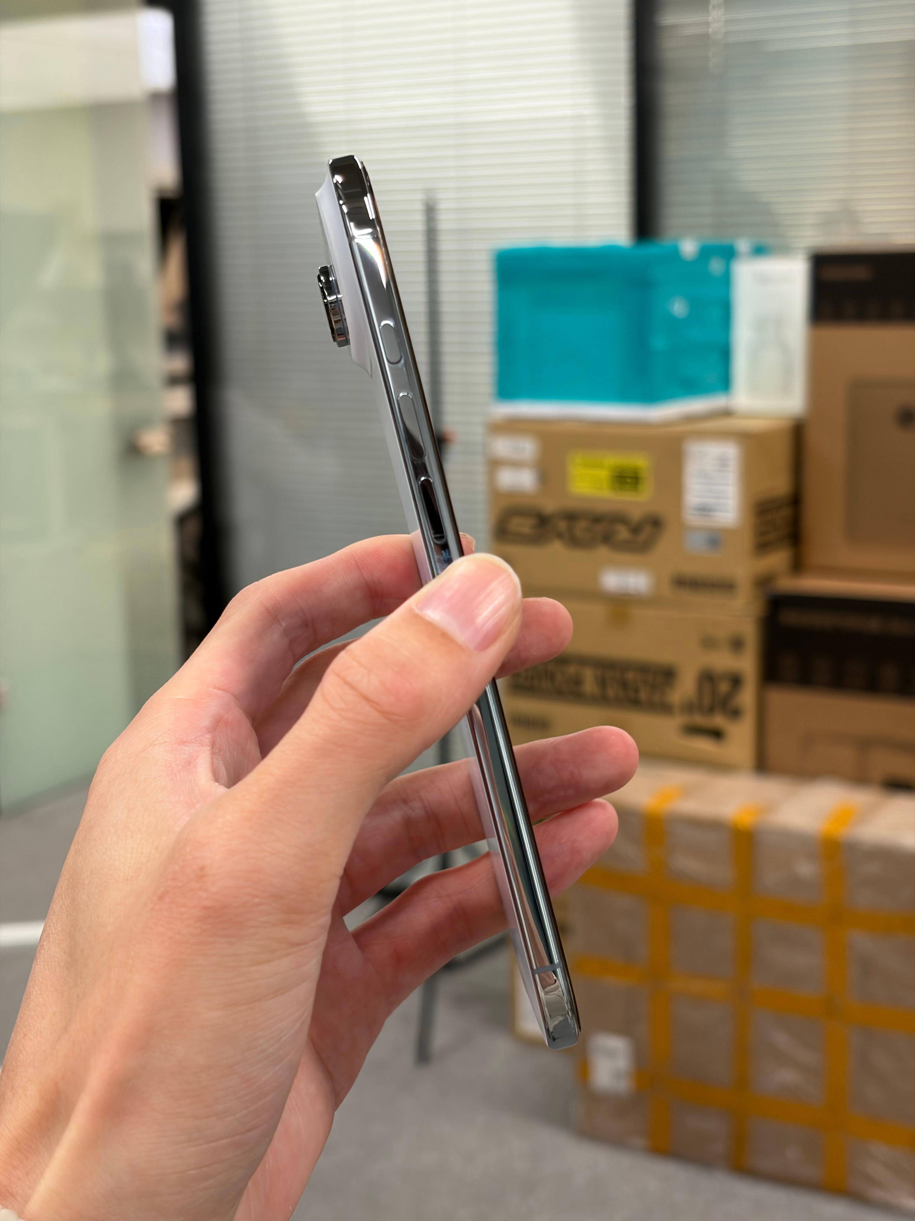 同事5499买的iPhone Air到了，看你们占便宜比我被刀2000还难受，你