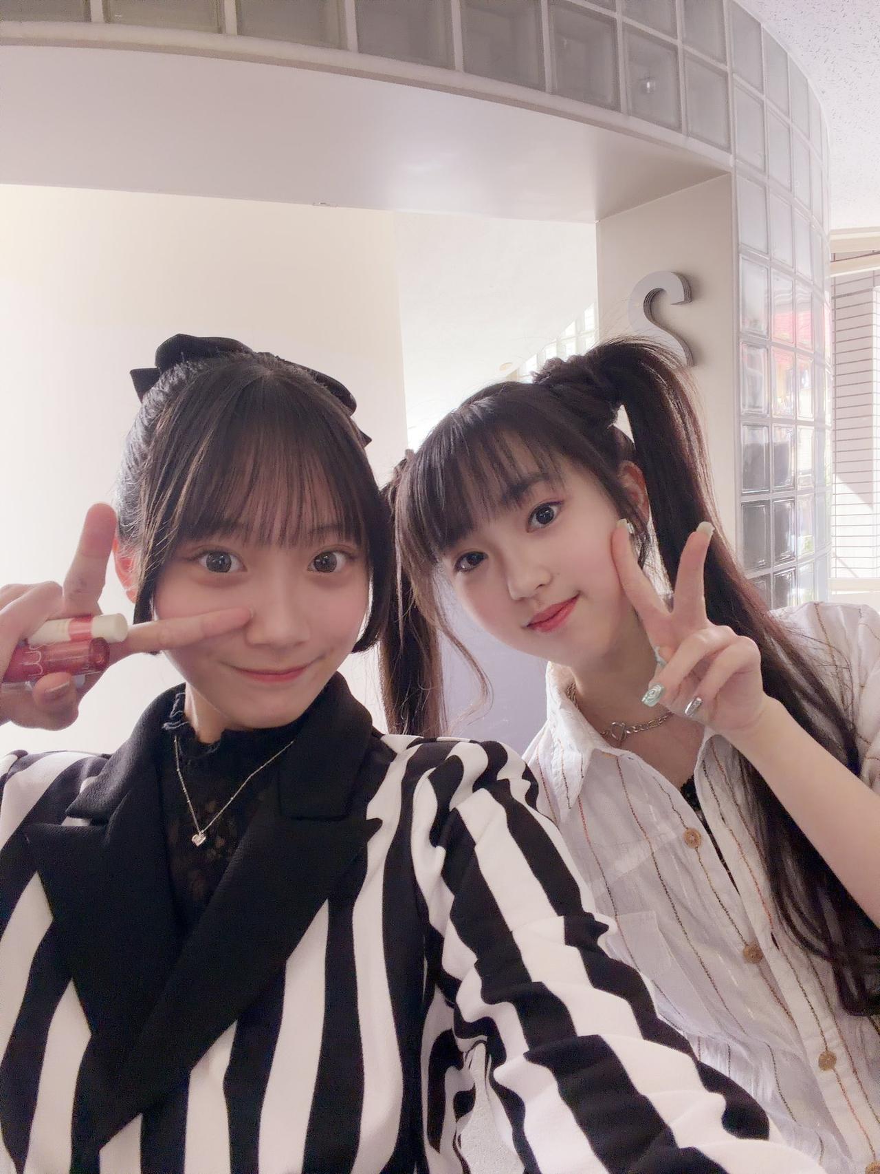两位姐妹一起自拍，笑得真开心！