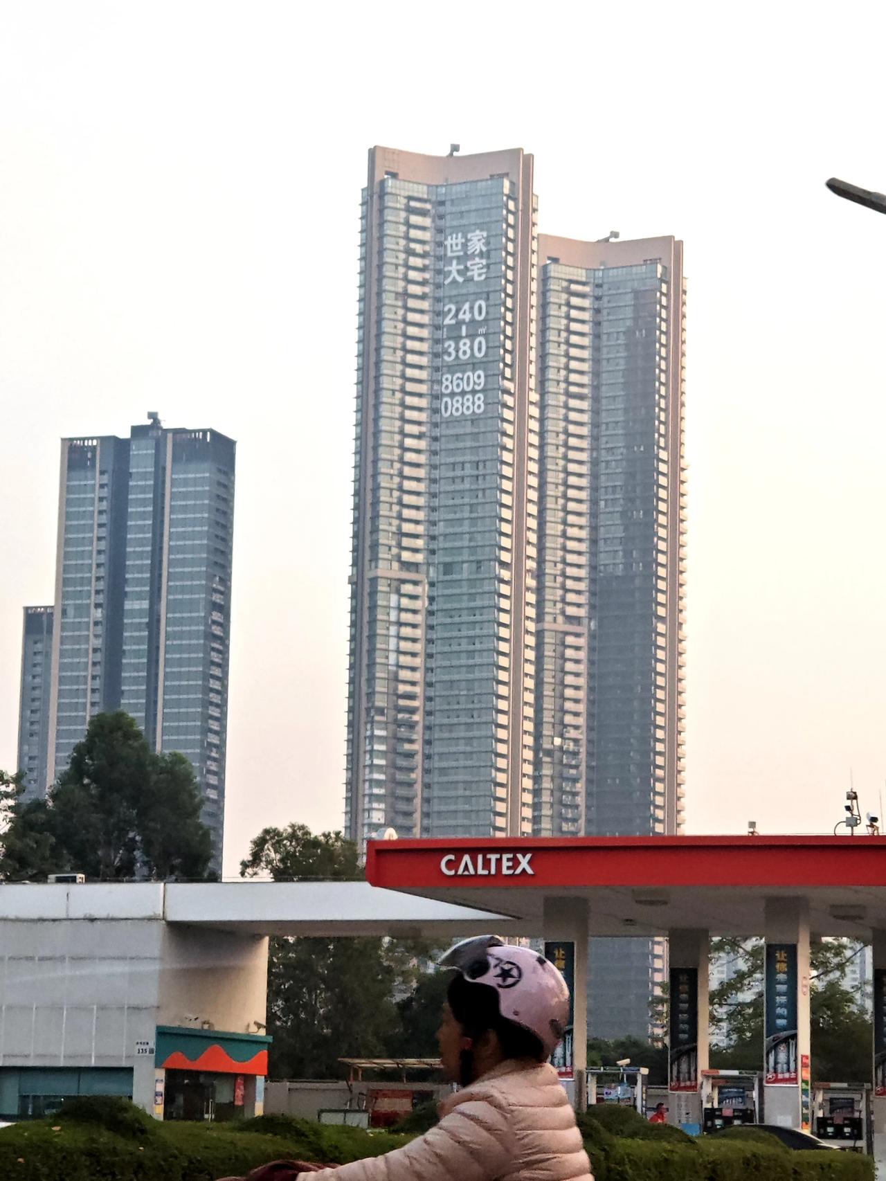 傍晚开车经过北环大道，车窗外这几栋住宅楼高耸入云，感觉这两栋住宅楼比很多写字楼还