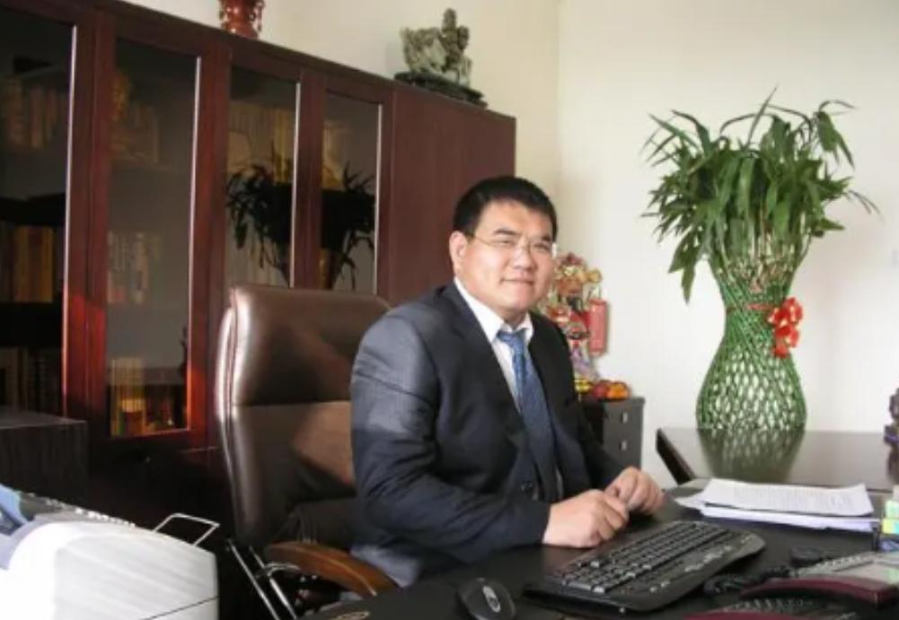 2008年汶川地震时，一位百亿富豪捐款3000万元，然而在抗震救灾的晚会上，他却
