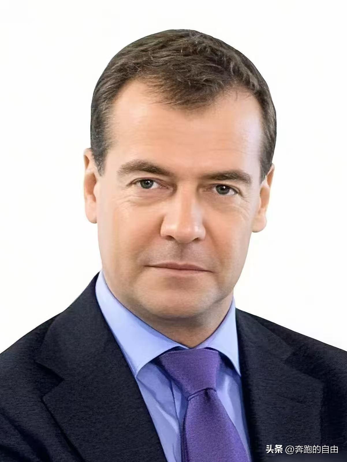 俄罗斯前总统梅德韦杰夫今天（3月7日）发文说：“海湾阿拉伯国家允许美国在其领土上