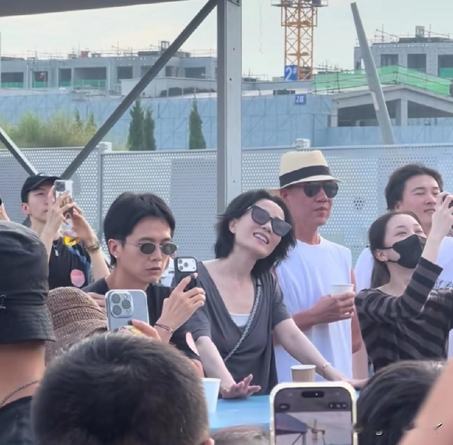 王菲现身阿那亚虾米音乐节为大女儿窦靖童演出捧场，同行的还有小女儿李嫣，母女三人难
