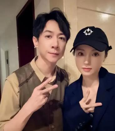 张维伊换造型 和雪花女神龙结婚的“后老伴”张维伊换了新造型，头发也剪得像狗啃的，