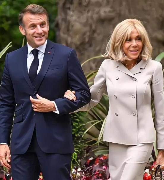 我刚知道，马克龙从15岁起就想娶的，真的是他当时的戏剧老师——那位比他大24岁、