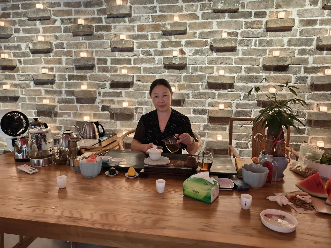 行香子•洞宫源野赞
李家宁(福建)
翠绕峰冈，云隐茶乡。沐朝晖、野韵悠长。叶含清