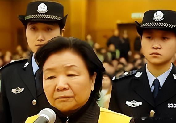 2008年，让30万个家庭失去希望，本被判为无期徒刑的三鹿集团董事长田文华，却因