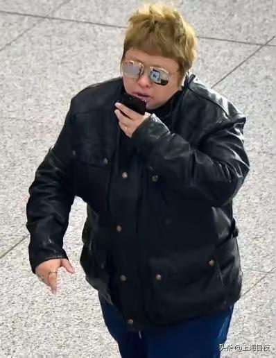 张雪应该重新考虑要不要把冠军赛车复刻车拍卖款捐赠给韩红基金会。
大家知道，在一个