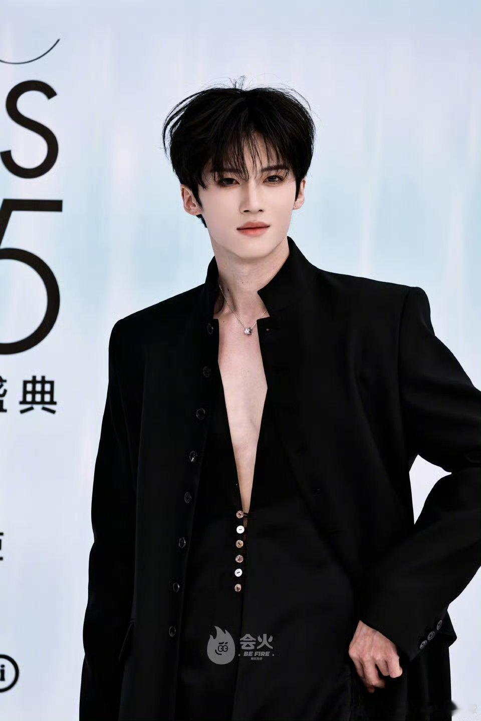 闫桉 檀健次 周翊然黑色衬衣造型男星最佳三位了[期待][期待]好周正的帅气[期待