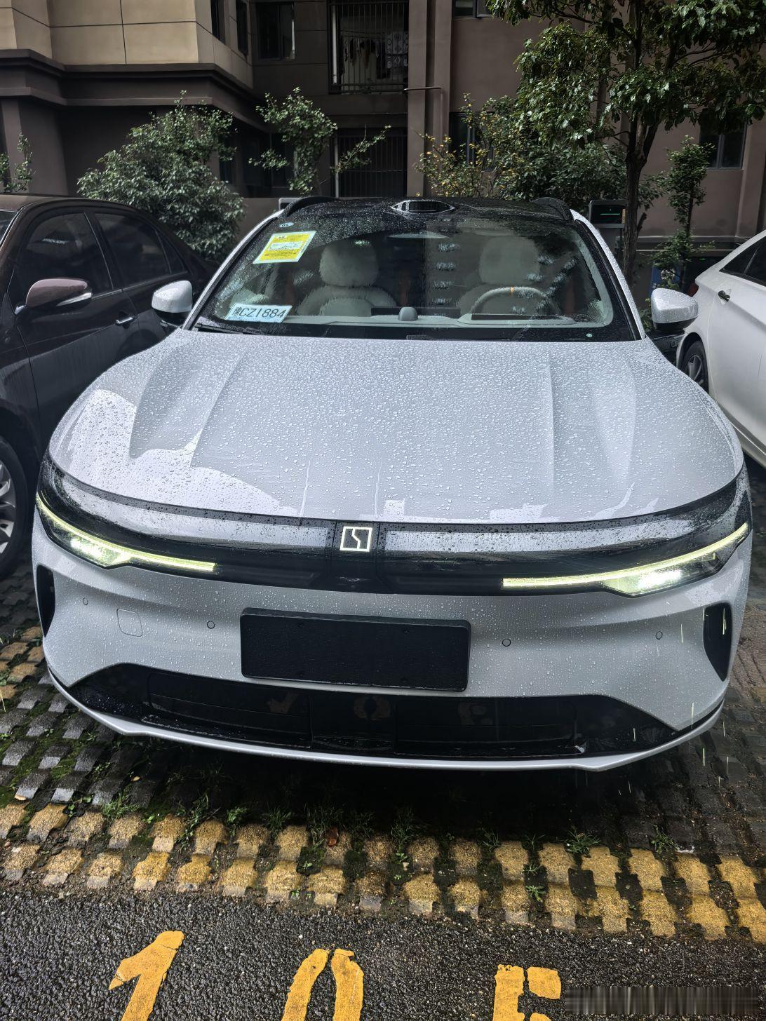 台风预警发布后，多数人选择居家不出。但我却要驱车前往公司处理急事。极氪在狂风暴雨