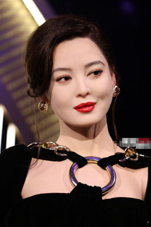 辛芷蕾有蜡像了，劲劲儿的气场很像她。上海杜莎夫人蜡像馆揭幕新晋国际影后的身姿，这