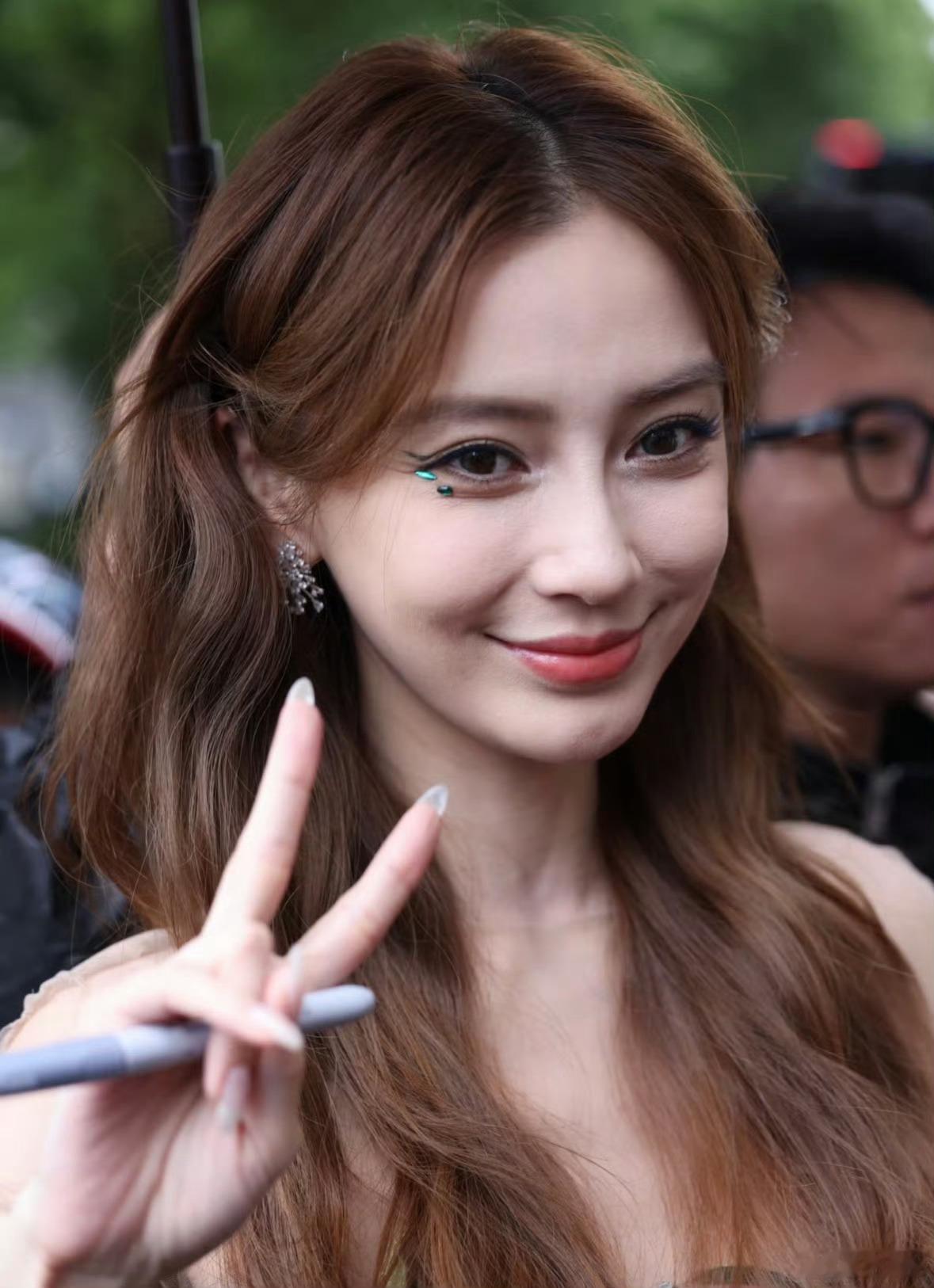 Angelababy一出手便是王炸[兔子]angelababy眼尾贴钻 Ange