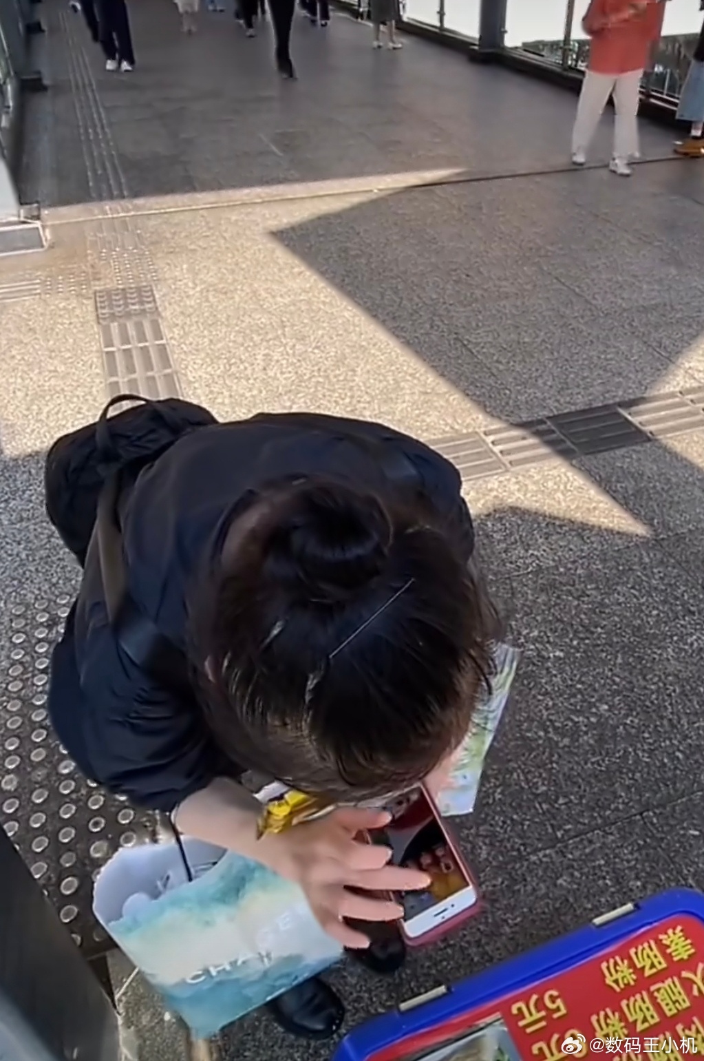 女孩截图假付款好家伙，人家烤肠做点小本生意不容易，这都要拿假截图去白嫖？你看她手