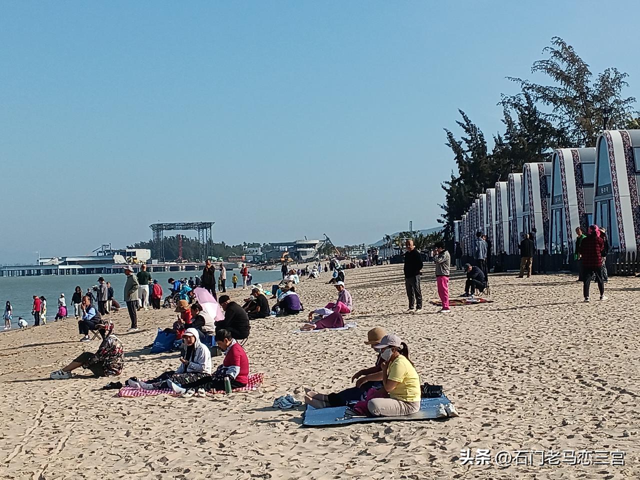 脚下的白色沙滩软得像棉花糖。
海水是迷人的绿松石色，在阳光照耀下，像撒了一把碎钻