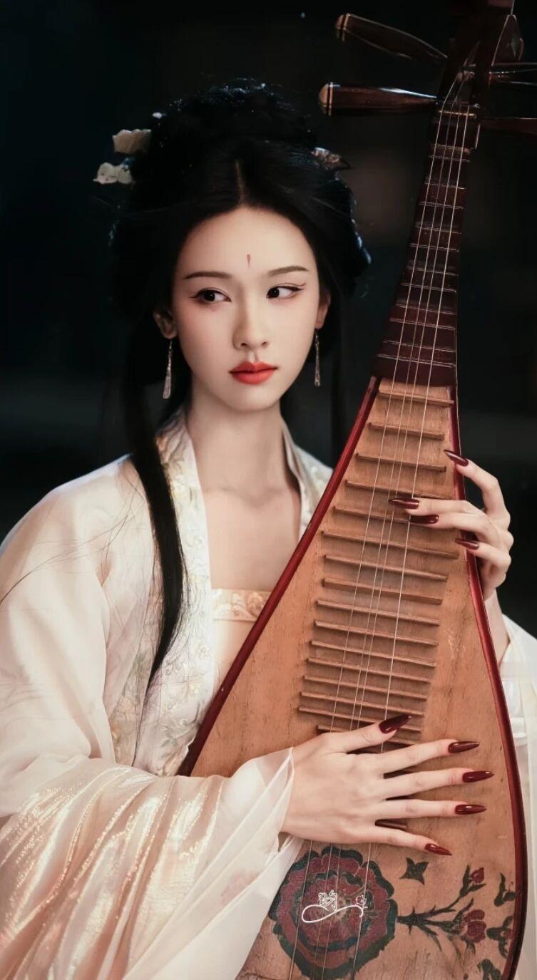 陈都灵才是内娱最会装的人！
顶着一张人畜无害的脸，
骨子里却
是个冷血死磕的狠角