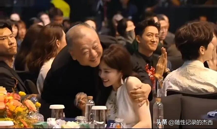 明星们参加活动时都好热情，特别是照片里的这位光头男士，他看见认识的女明星热情地过