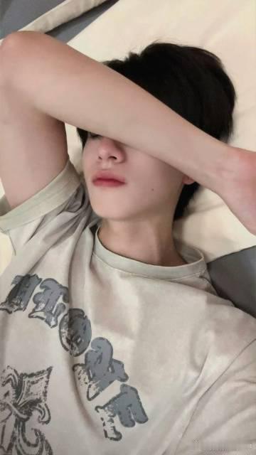 朱志鑫吃了石头糖朱志鑫吃颗糖就睡 朱志鑫吃颗糖就睡 ​​​