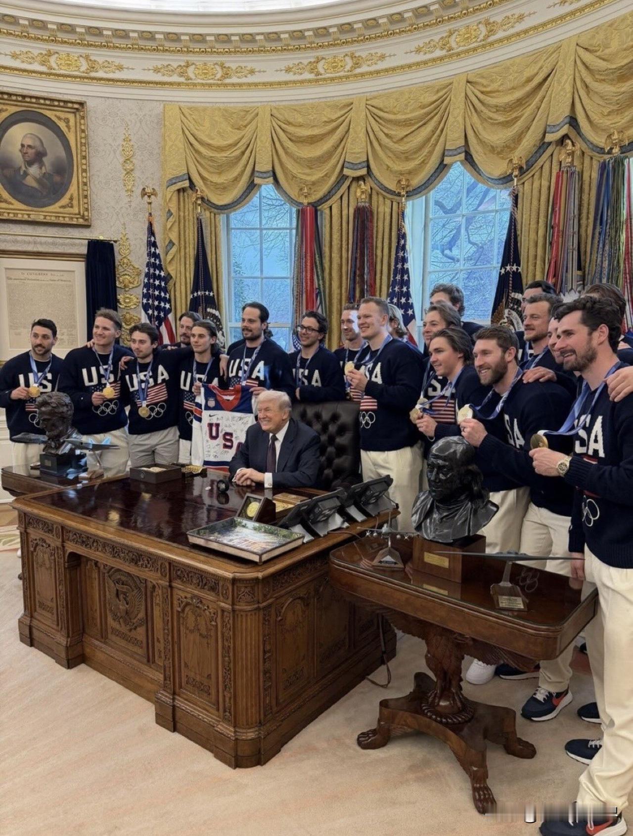 美國男子冰球隊奪冠後到訪白宮。
Brought to you courtesy 