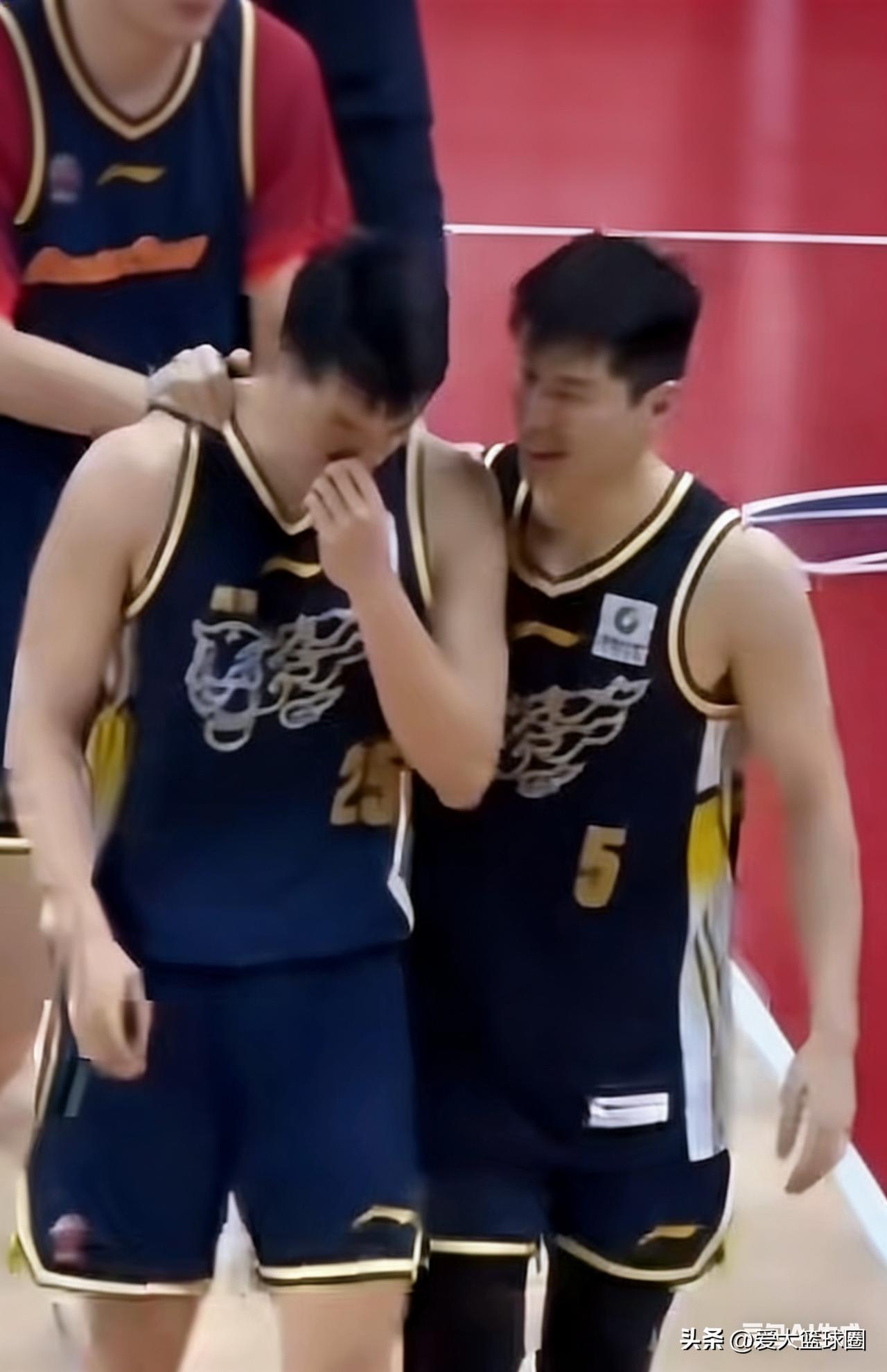 男儿有泪不轻弹，只是未到伤心处

张皓嘉哭了，这段时间实在是太委屈了。自媒体骂完