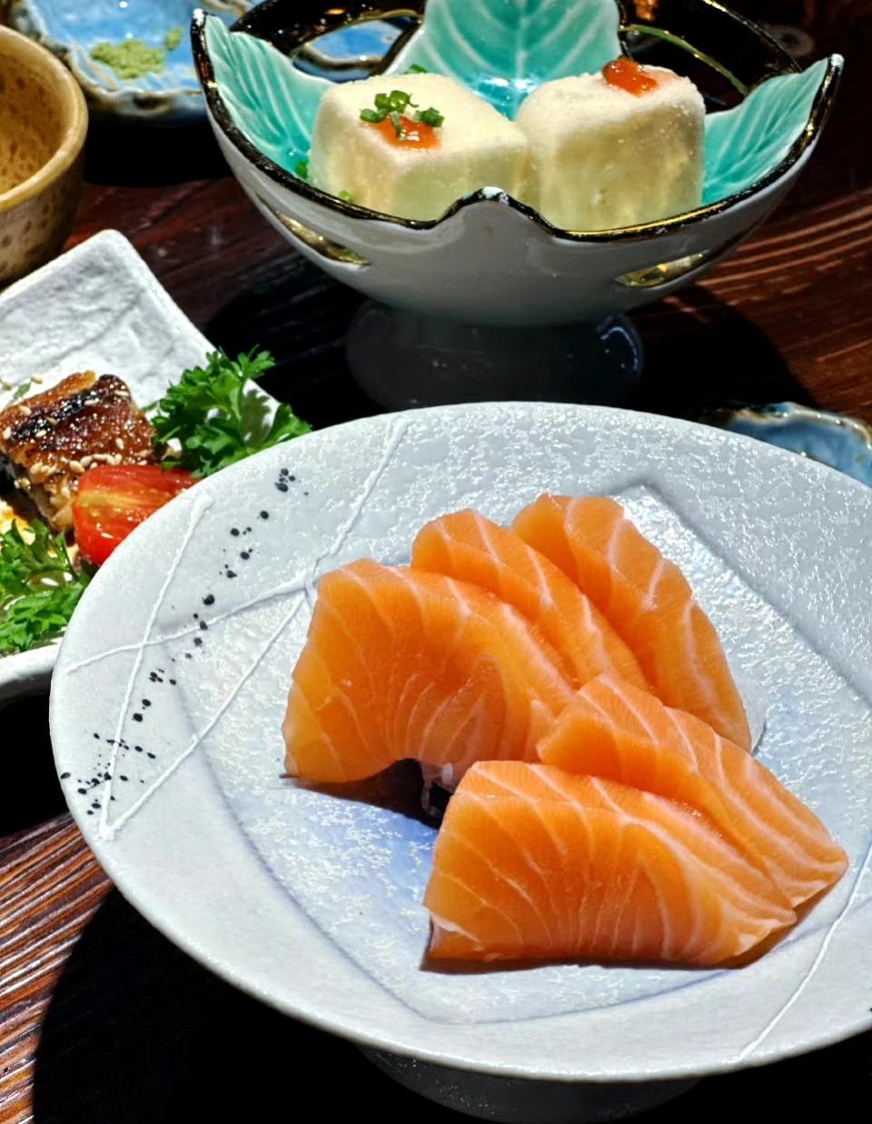 我有个梦想，
未来五年，开一家顶级日料店，
华人不准入内，只欢迎日本人。
食材取