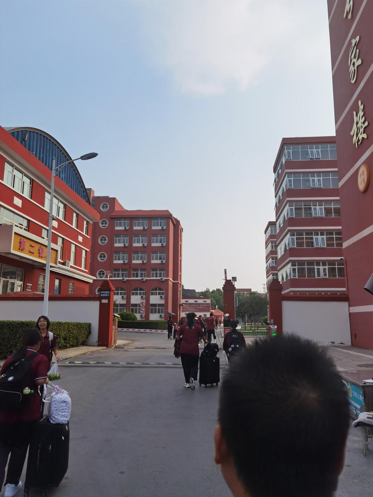 新高一的第1个周末，老母亲们过得咋样？ 
没回来的时候盼着孩子回来，孩子回来之后