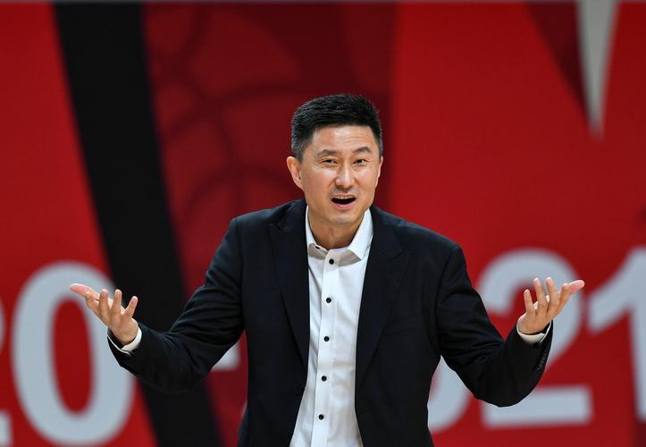 杜锋人气鼎盛！
近期，杜锋参加在中山体育馆举办的嘉年华活动，并且得到现场观众热烈