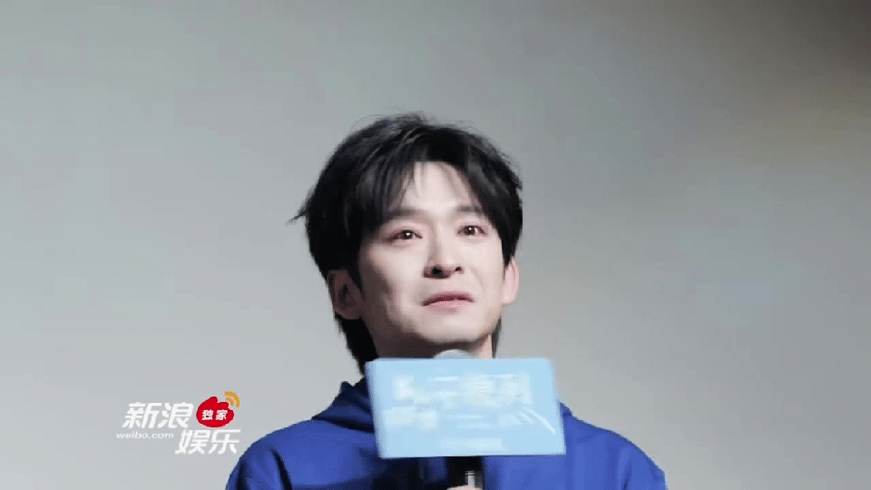 贾樟柯在董子健新片映后哭了一代导演的眼泪，为新生代佳作而流。贾樟柯映后拭泪的瞬间
