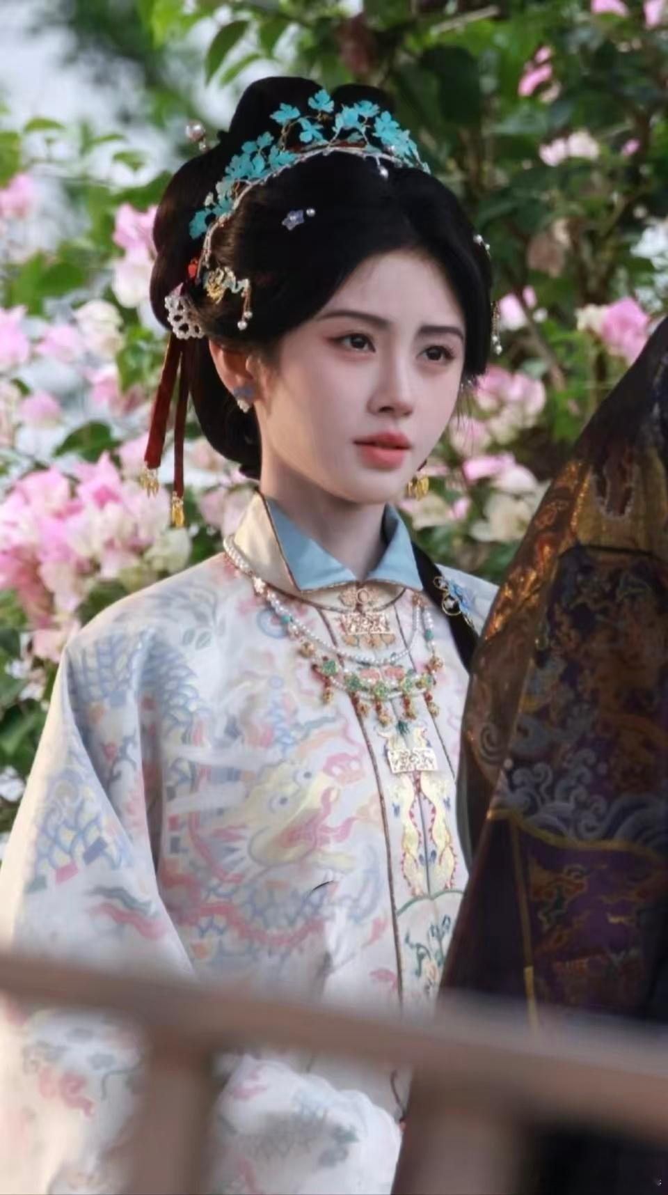 鞠婧祎万花世界新皮肤查收花色淡雅的长衫避开了浓艳的配色，整体气质恬淡舒服。手持一