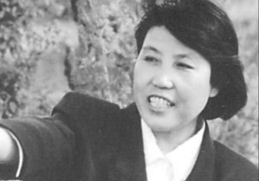 1978年，“铁姑娘”郭凤莲随代表团前往美国。她满怀热情地宣传“大寨精神”，可美